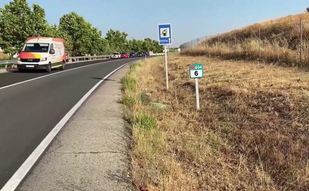 Hallan dos cuerpos en una cuneta de una carretera de Madrid